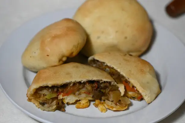 Foto von Volga-Deutscher Bierock mit Rindfleisch – fertig angerichtet