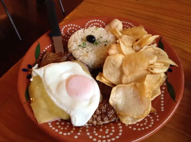 Foto von Brasilianisches Bife a Cavalo – fertig angerichtet