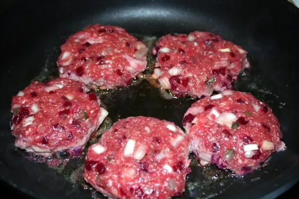 Foto von Schwedischer Biff à la Lindström – fertig angerichtet