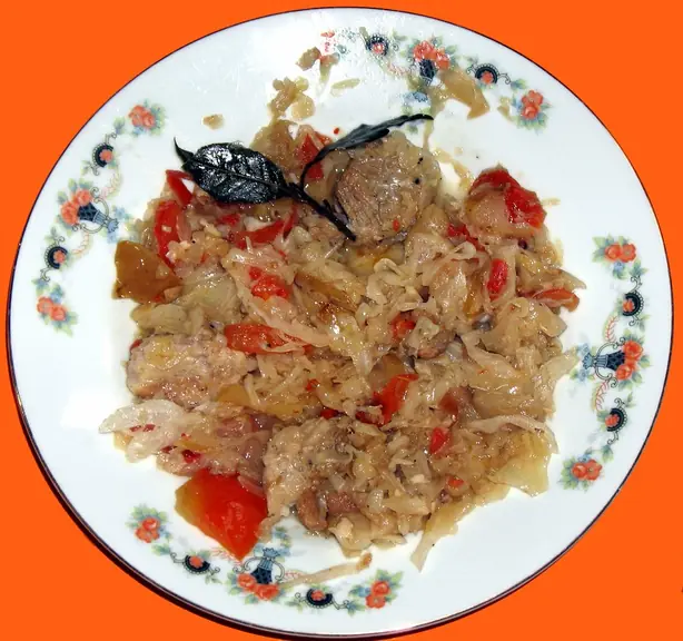 Foto von Polnischer Bigos – Jägerstew mit Sauerkraut – fertig angerichtet