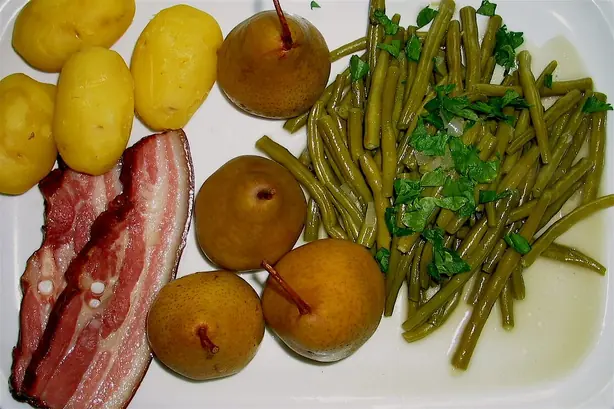 Foto von Birnen, Bohnen & Speck – fertig angerichtet