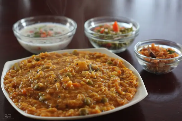 Foto von Karnatakisches Bisi Bele Bath – fertig angerichtet