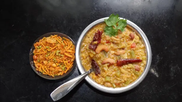 Foto von Südindisches Bisi Bele Bath – fertig angerichtet