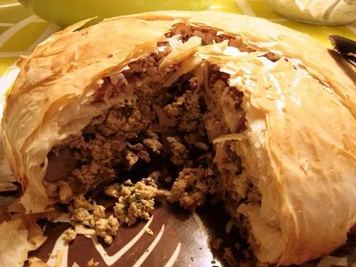 Foto von Marokkanische Pastilla mit Hühnchen – fertig angerichtet