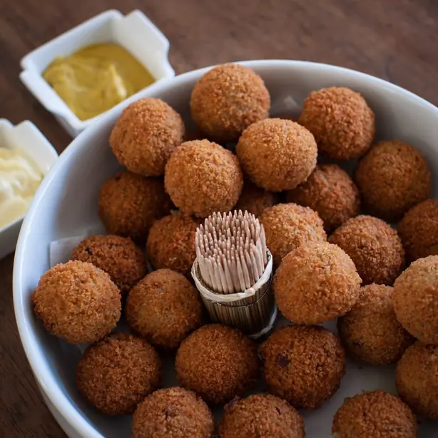 Foto von Holländische Bitterballen mit Senf – fertig angerichtet