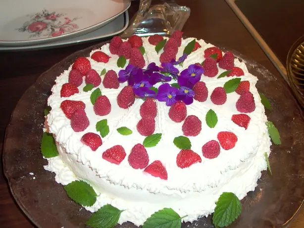 Foto von Norwegische Bløtkake mit Beeren – fertig angerichtet