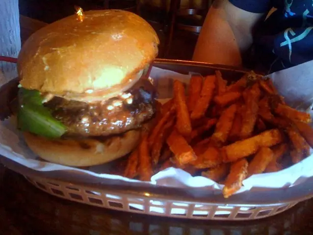 Foto von Saftiger Bison-Burger – fertig angerichtet