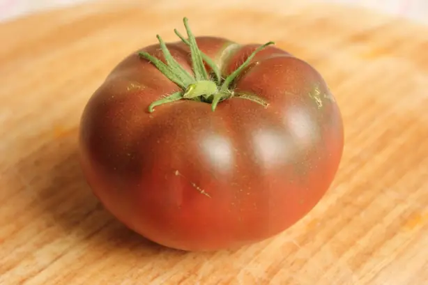 Foto von Black Krim-Tomaten-Salat mit Basilikum – fertig angerichtet