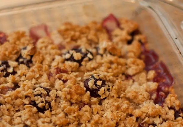 Foto von Klassischer Englischer Apple Crumble – fertig angerichtet