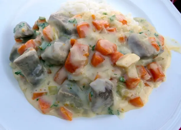 Foto von Klassisches Französisches Kalbsblankett – fertig angerichtet