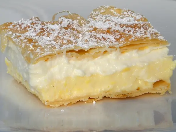 Foto von Klassische Wiener Cremeschnitte – fertig angerichtet