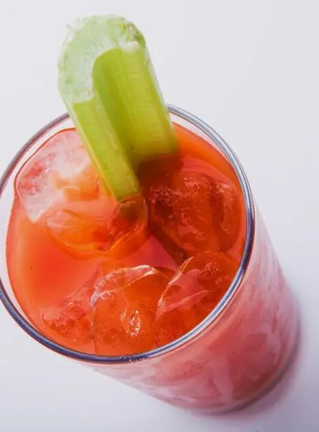 Foto von Klassischer Bloody Mary mit Würznote – fertig angerichtet