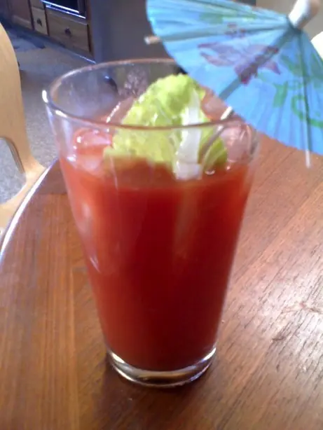 Foto von BLT-Cocktail mit Bacon-Vodka – fertig angerichtet