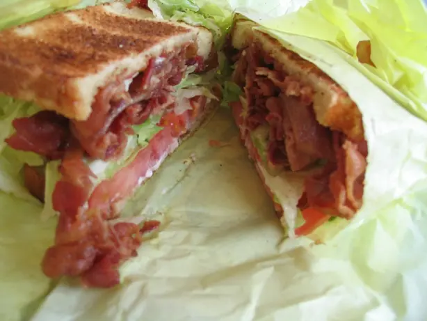 Foto von Klassisches Englisches Sandwich – fertig angerichtet