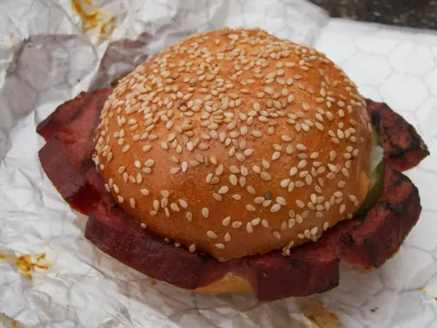 Foto von Geräucherte Bologna aus Oklahoma – fertig angerichtet