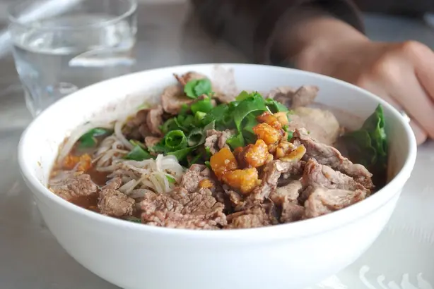 Foto von Thailändische Bootsnudeln mit Blutbrühe – fertig angerichtet