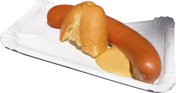 Foto von Bockwurst klassisch mit Senf – fertig angerichtet