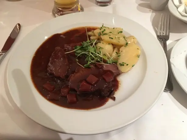 Foto von Bayerischer Böfflamot Schmorbraten – fertig angerichtet