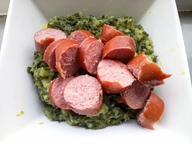 Foto von Niederländische Rookworst hausgemacht – fertig angerichtet