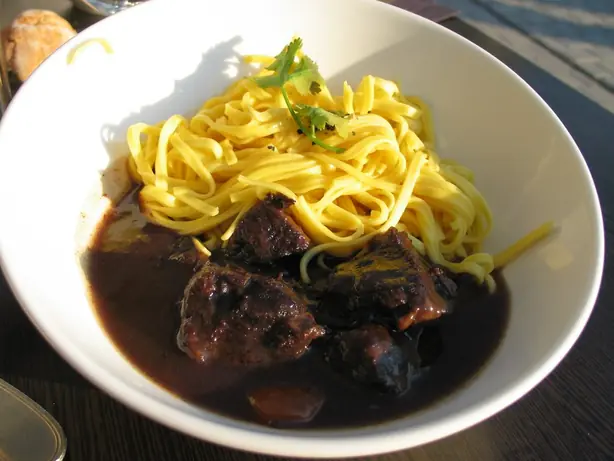 Foto von Klassisches Bœuf Bourguignon – fertig angerichtet