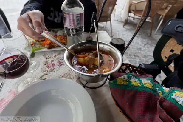 Foto von Ungarisches Gulasch Gulyás (2) – fertig angerichtet