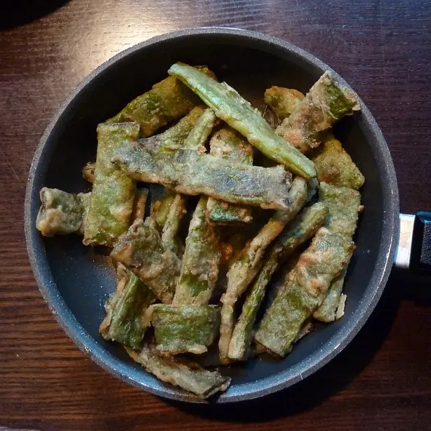 Foto von Bohnenschnitzel mit Soße – fertig angerichtet