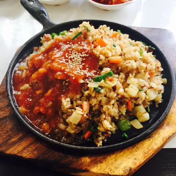 Foto von Koreanisches Kimchi-Bokkeum-Bap – fertig angerichtet