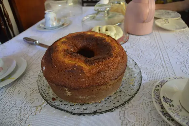 Foto von Brasilianischer Maiskuchen Bolo de Fubá – fertig angerichtet