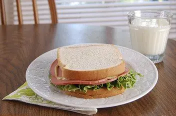 Foto von Amerikanisches Bologna-Sandwich – fertig angerichtet