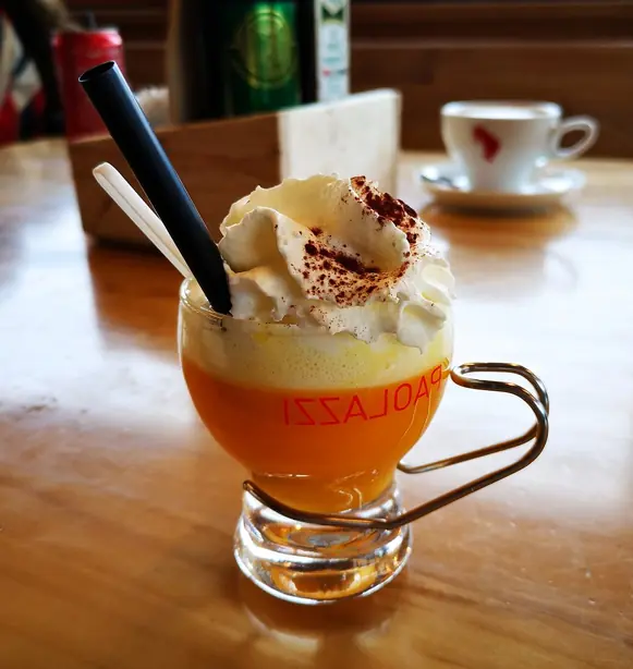 Foto von Italienischer Bombardino mit Eierlikör – fertig angerichtet