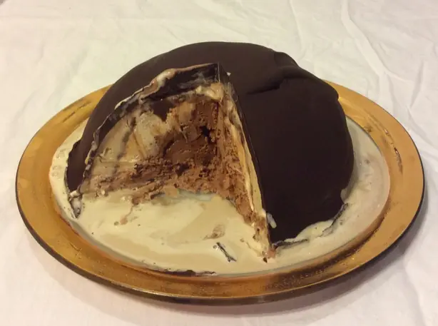 Foto von Französische Himbeer-Bombe glacée – fertig angerichtet