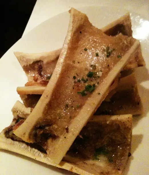 Foto von Gebackenes Rindermark mit Kräutern – fertig angerichtet