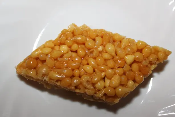 Foto von Indische Boondi – knusprige Kichererbsenbällchen – fertig angerichtet