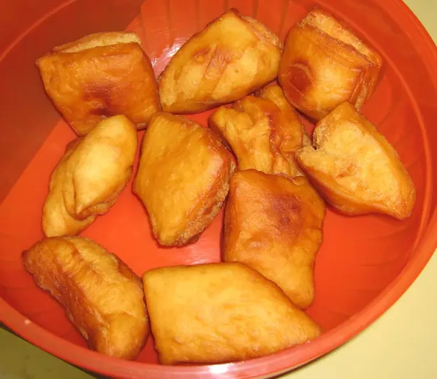 Foto von Mongolische Boortsog mit Honig – fertig angerichtet