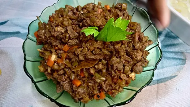 Foto von Filipinisches Bopis mit Schweineinnereien – fertig angerichtet