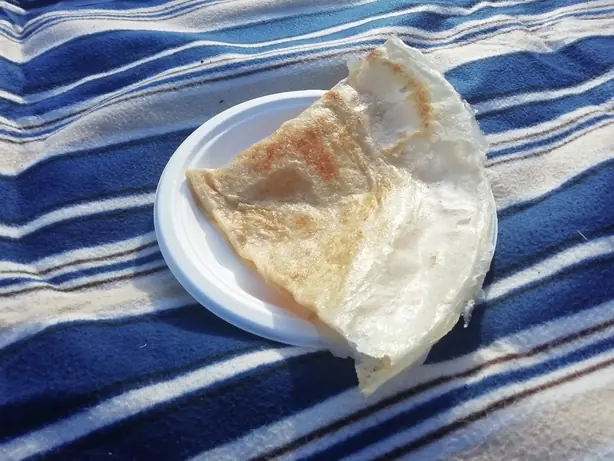 Foto von Borlengo aus Emilia – Italienisches Fladenbrot – fertig angerichtet