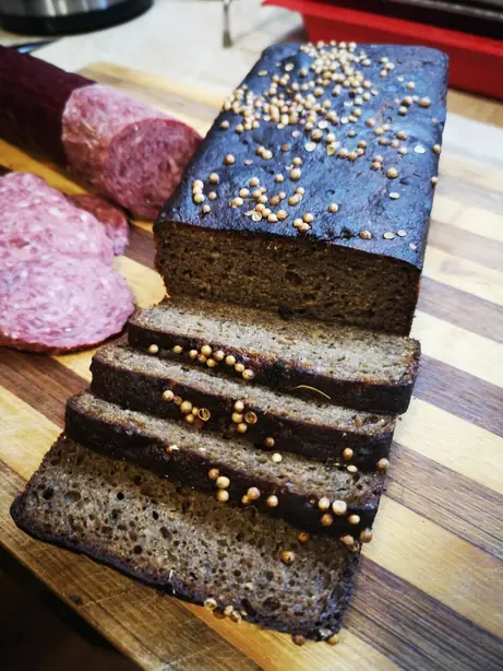Foto von Russisches Borodinsky-Brot mit Koriander – fertig angerichtet