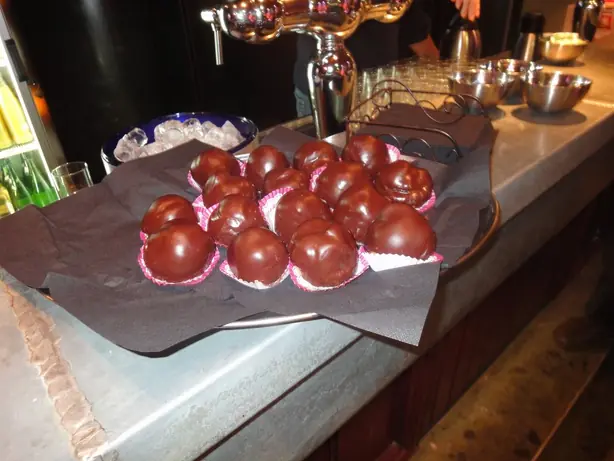 Foto von Bossche Bol – Schokoladenkugel aus 's-Hertogenbosch – fertig angerichtet