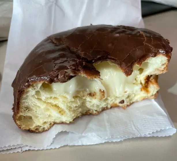 Foto von Boston Cream Pie klassisch – fertig angerichtet