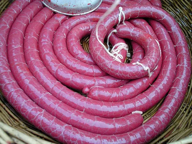 Foto von Deutsche Blutwurst mit Zwiebeln – fertig angerichtet