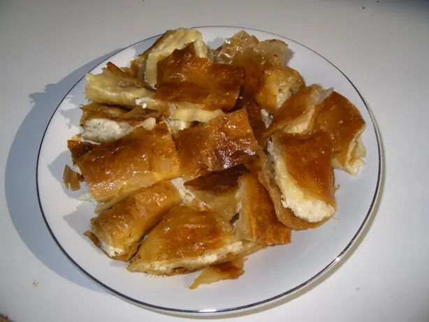 Foto von Griechische Bougatsa mit Semolina-Creme – fertig angerichtet