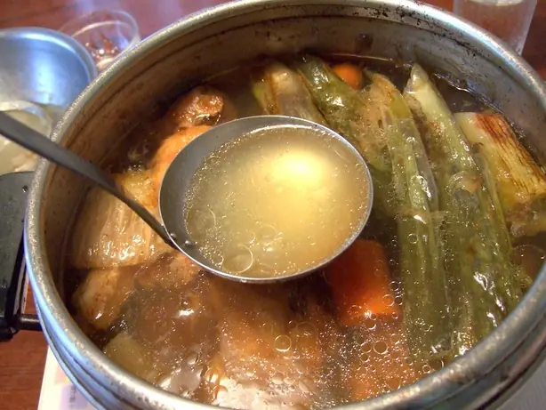 Foto von Klassische Rotwein-Pfannensauce – fertig angerichtet