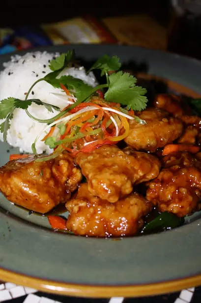 Foto von Bourbon-Hähnchen amerikanisch-chinesisch – fertig angerichtet