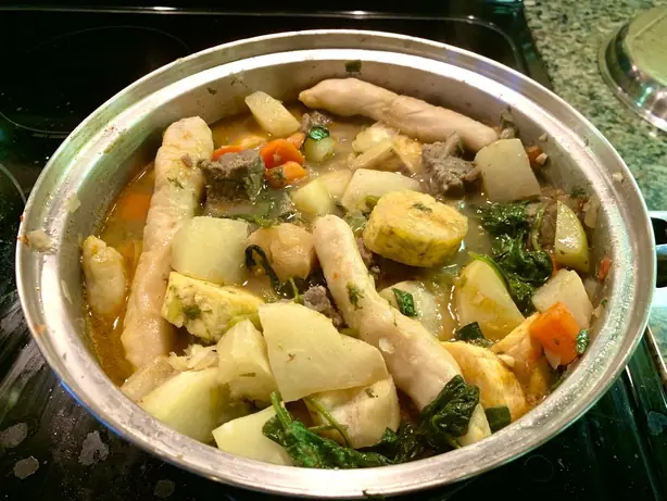 Foto von Haitianische Bouillon-Suppe mit Plantanen – fertig angerichtet