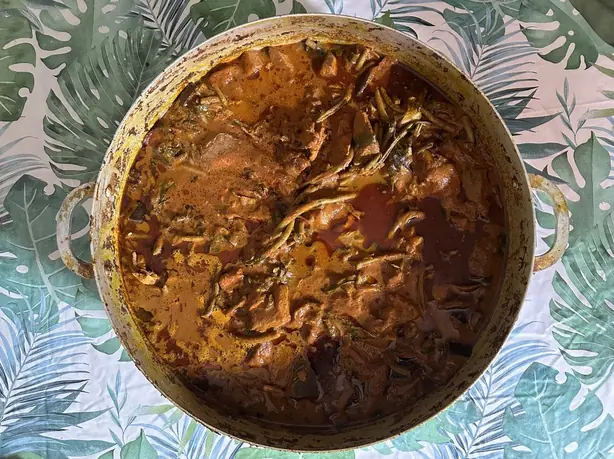 Foto von Guianische Awara-Bouillon mit Rauchfisch – fertig angerichtet