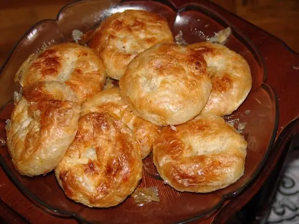 Foto von İzmir-Boyoz – Sephardisches Blätterteiggebäck – fertig angerichtet