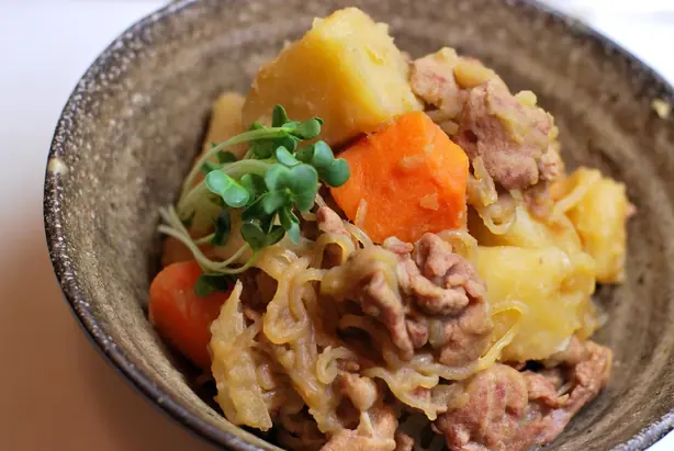 Foto von Japanischer Eintopf Nikujaga Klassisch – fertig angerichtet