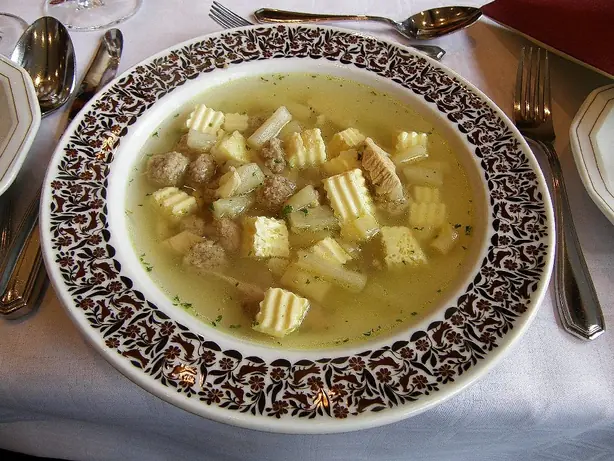 Foto von Klassische Deutsche Hochzeitssuppe – fertig angerichtet