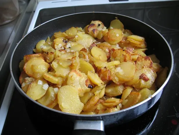 Foto von Hamburger Pannfisch mit Senfsauce – fertig angerichtet