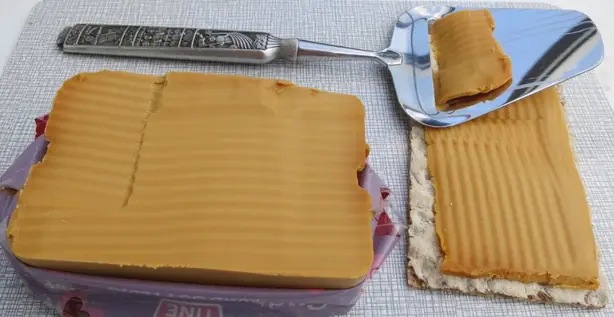 Foto von Norwegischer Brunost – Karamellkäse – fertig angerichtet